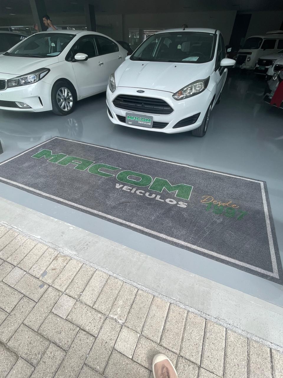 Tapete personalizado Macom Veículos instalado na entrada
